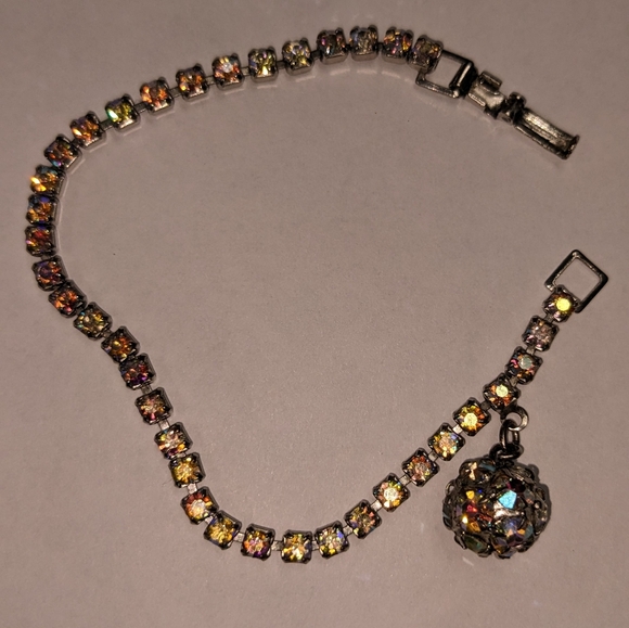 EVC 4 PRONGED AB CRYSTALS CHARM BRACELET UNSIGNED WEISS - Picture 11 of 11